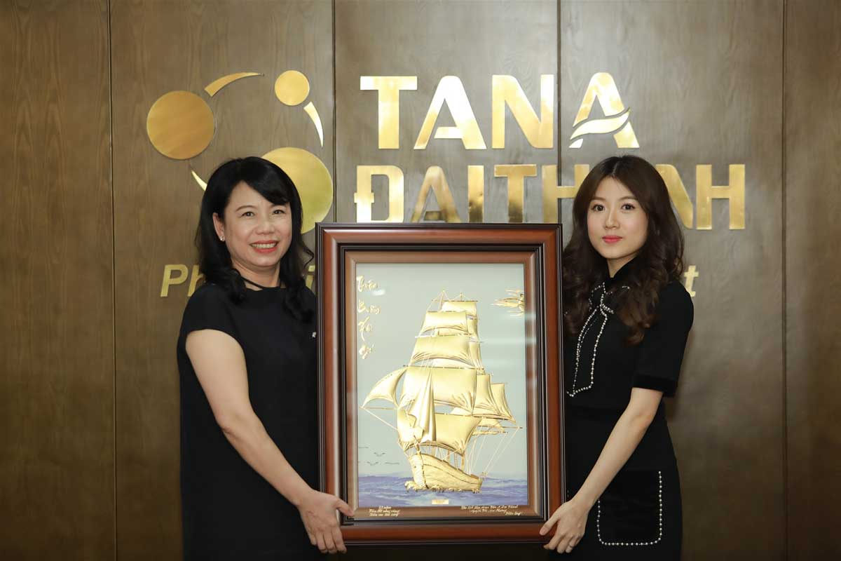 Bà Nguyễn Thị Mai Phương – Chủ tịch Tập đoàn Tân Á Đại Thành chúc mừng Phó Tổng Giám đốc Tập đoàn Meyland – Bà Nguyễn Phương Anh Bà Nguyễn Thị Mai Phương – Chủ tịch Tập đoàn Tân Á Đại Thành chúc mừng Phó Tổng Giám đốc Tập đoàn Meyland – Bà Nguyễn Phương Anh
